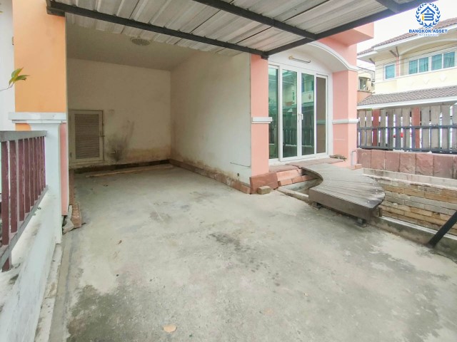 *****ทาวน์เฮ้าส์มือสองย่านกรุงเทพมหานคร ม.มณฑล7 เลียบคลองทวีวัฒนา #หลังมุม เนื้อที่กว้างมากถึง 24.5 ตร.ว. ฟังก์ชัน 4 ห้องนอน 2 ห้องน้ำ 1 ที่จอดรถ แถมฟรี! 2 เครื่องปรับอากาศ บนทำเลเดินทางสะดวก ใกล้รถไฟฟ้าสายสีน้ำเงิน "สถานีหลักสอง"…